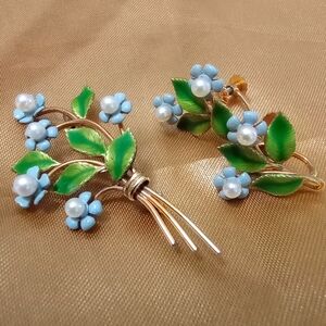 Krementz Forgetmenot Brooch Pin and Earrings Twist back Enamel with Pearls